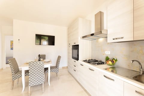 Family Apartment | Private kitchen | Fridge, oven, cookware/dishes/utensils