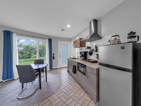 Premium Suite | Private kitchen | Fridge, microwave, stovetop, dishwasher