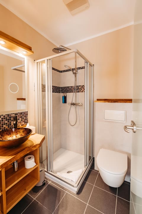 Comfort Double Room | Bathroom | Shower, rainfall showerhead, hair dryer, towels