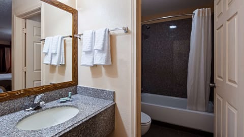 Combined shower/tub, free toiletries, hair dryer, towels