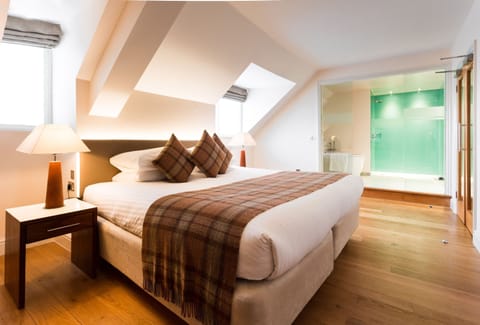 Fabulous Suite | Bathroom | Combined shower/tub, designer toiletries, hair dryer, towels