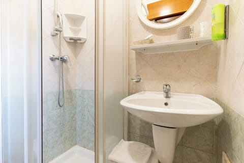 Classic Double Room | Bathroom | Free toiletries, hair dryer, bidet, towels