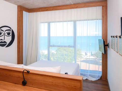 Double Room, Sea View | Minibar, in-room safe, blackout drapes, free WiFi