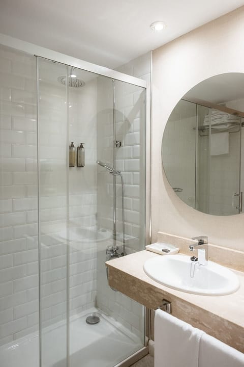 Double Room, Sea View | Bathroom | Combined shower/tub, hair dryer, towels