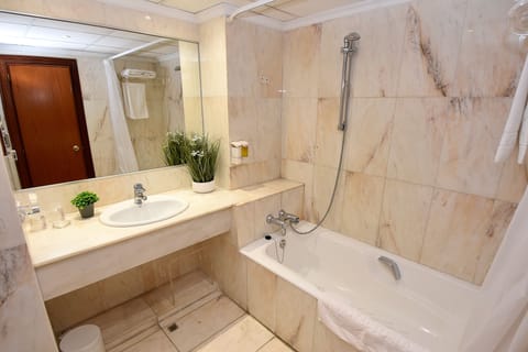 Combined shower/tub, deep soaking tub, free toiletries, hair dryer