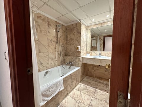 Combined shower/tub, deep soaking tub, free toiletries, hair dryer