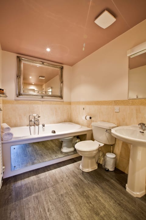 Suite, No Windows (Internal, Roof Lantern wind) | Bathroom | Combined shower/tub, free toiletries, hair dryer, towels