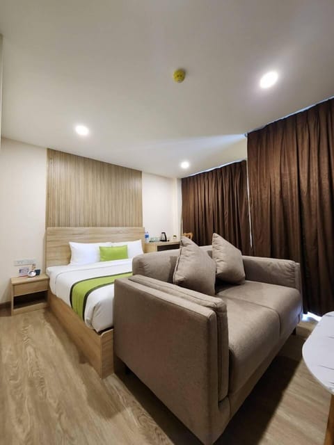 Deluxe Room | In-room safe, desk, iron/ironing board, free WiFi