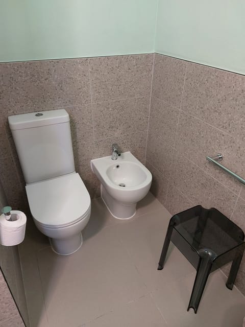 Economy Double Room | Bathroom | Shower, hair dryer, bidet, towels