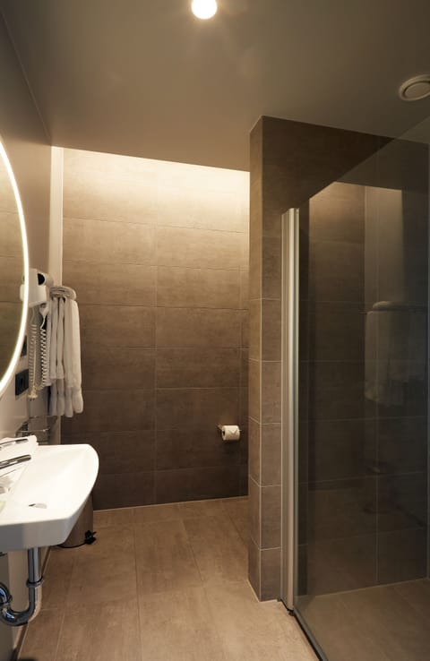 Deluxe Double or Twin Room | Bathroom | Hair dryer, towels