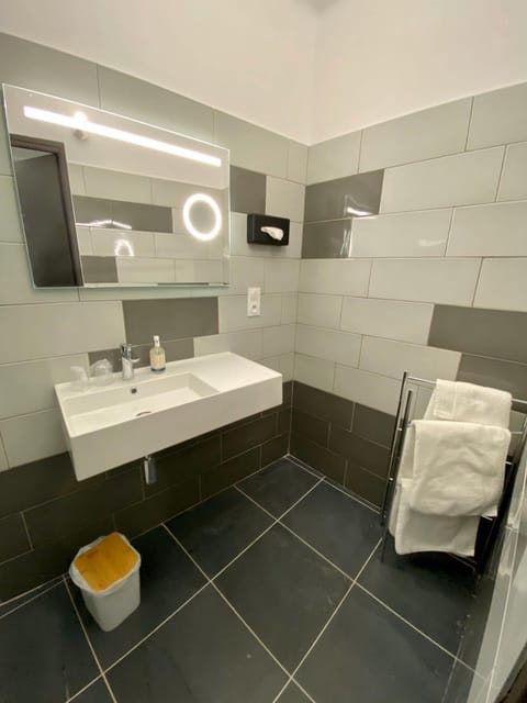 Double Room Partial Sea View | Bathroom | Free toiletries, hair dryer, towels