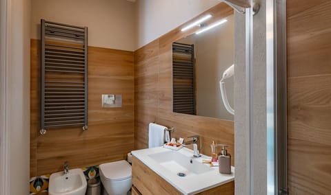 Standard Room | Bathroom | Shower, rainfall showerhead, hair dryer, bidet