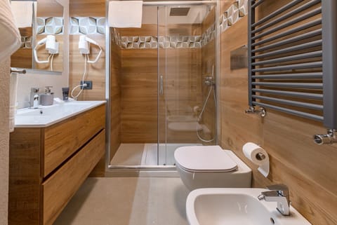 Standard Room | Bathroom | Shower, rainfall showerhead, hair dryer, bidet