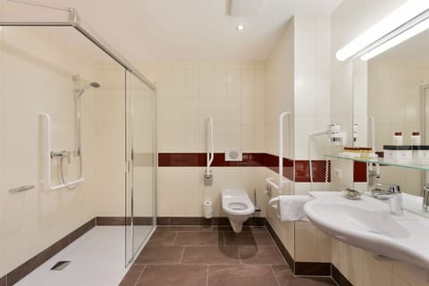 Premium Suite, Courtyard View | Bathroom | Shower, free toiletries, hair dryer, towels