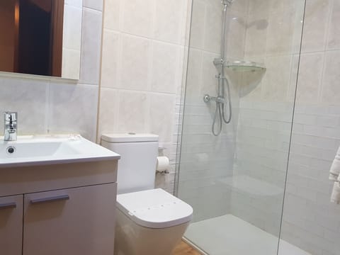 Double Room | Bathroom | Free toiletries, hair dryer, towels