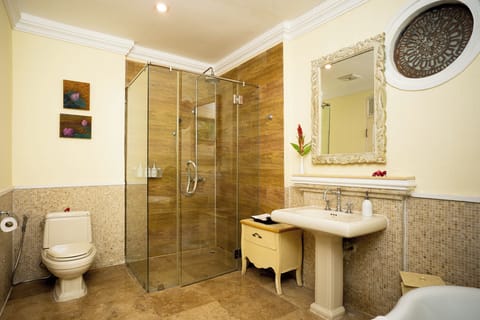 Royal Suite | Bathroom | Free toiletries, hair dryer, bathrobes, towels