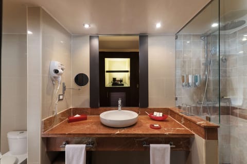 Superior Premium Level Room | Bathroom | Free toiletries, hair dryer, bathrobes, towels