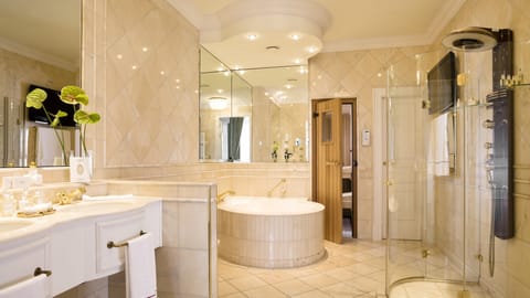 Presidential Suite | Bathroom | Combined shower/tub, free toiletries, hair dryer, bathrobes