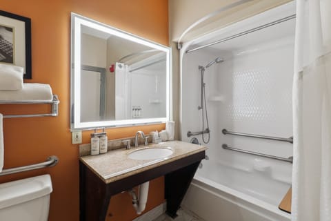 Standard Room, 1 King Bed | Bathroom | Combined shower/tub, free toiletries, hair dryer, towels