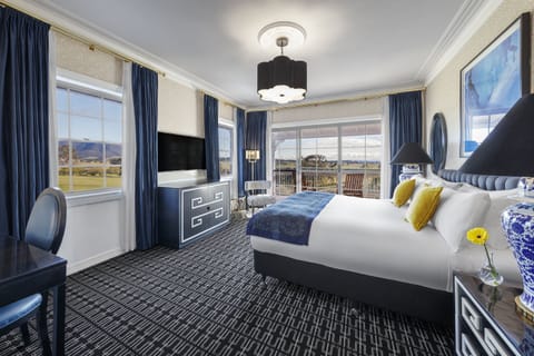 Grand Room, 1 King Bed (Valley View) | Premium bedding, desk, laptop workspace, blackout drapes