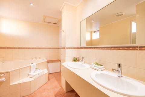 Executive Apartment, Jetted Tub | Bathroom | Free toiletries, hair dryer, towels