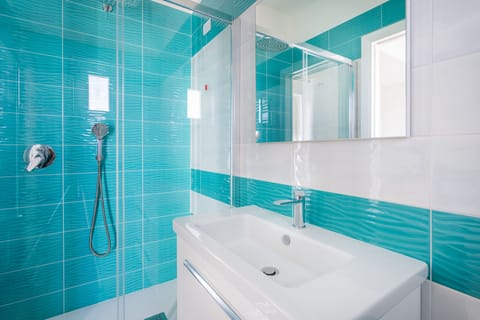 Deluxe Double Room | Bathroom | Shower, rainfall showerhead, hair dryer, bidet