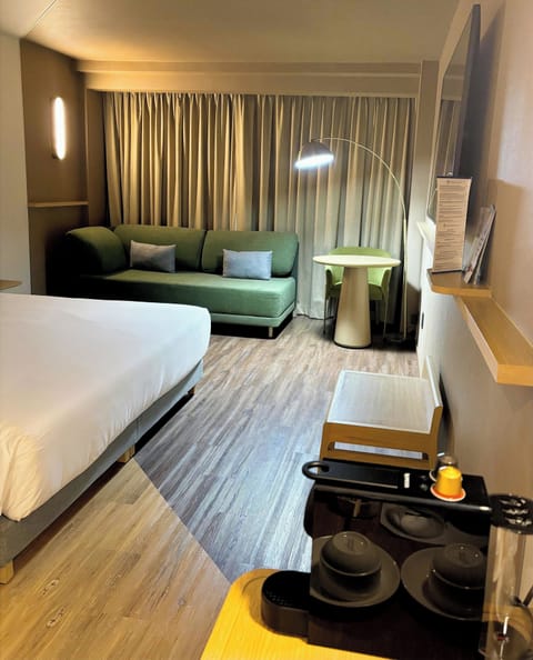 Superior Room, 1 King Bed | In-room safe, desk, blackout drapes, soundproofing