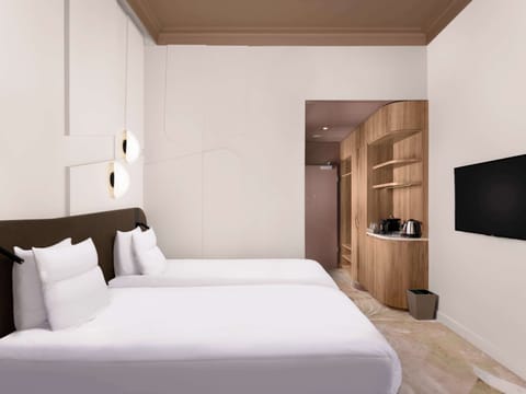 Deluxe Room, 1 Double Bed | Hypo-allergenic bedding, minibar, in-room safe, desk