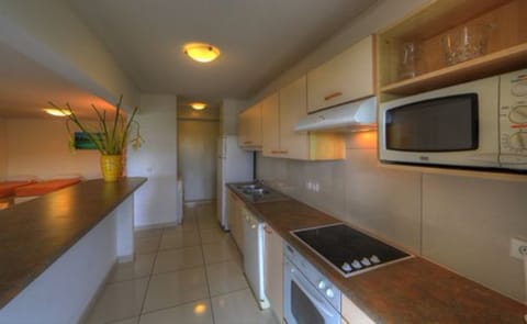 Room, shared bathroom | Private kitchen | Fridge, microwave, oven, stovetop