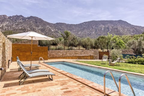 Seasonal outdoor pool, pool umbrellas, sun loungers