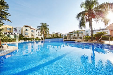 Seasonal outdoor pool, pool umbrellas, sun loungers