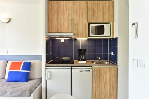 Apartment 4 people - 1 bedroom - Terrace - Air conditioned | Private kitchenette | Fridge, microwave, stovetop, dishwasher