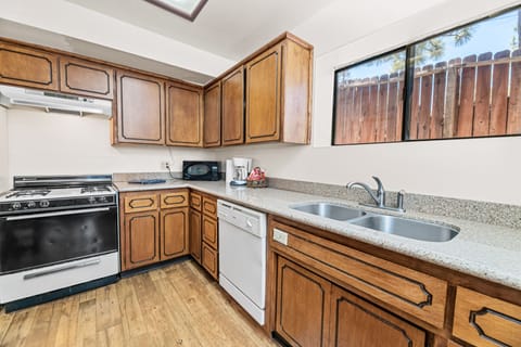 Suite, 2 Bedrooms | Private kitchen | Microwave, coffee/tea maker