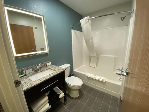 Combined shower/tub, free toiletries, hair dryer, towels