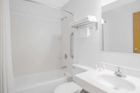 Combined shower/tub, hair dryer, towels