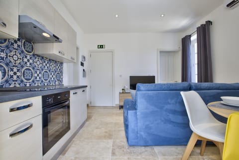 Deluxe Apartment | Private kitchen | Full-size fridge, microwave, oven, stovetop