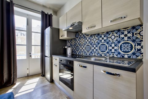 Deluxe Apartment | Private kitchen | Full-size fridge, microwave, oven, stovetop