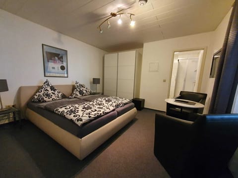 Comfort Room, 1 Queen Bed | Free WiFi, bed sheets