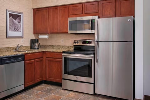 Full-size fridge, microwave, stovetop, coffee/tea maker