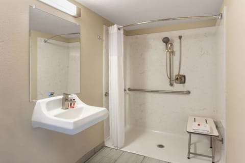 Combined shower/tub, free toiletries, hair dryer, towels