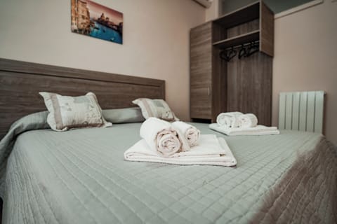 Double room with terrace | 1 bedroom, in-room safe, desk, laptop workspace