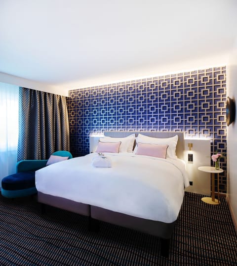 Junior Suite, 1 King Bed | Premium bedding, minibar, in-room safe, desk