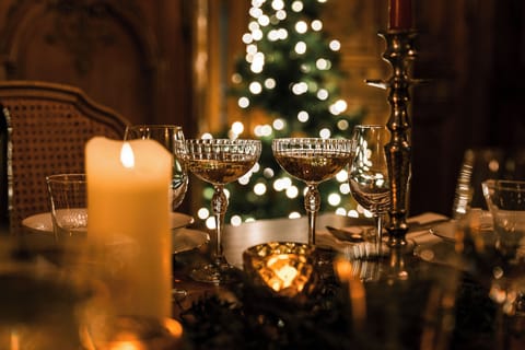 Lunch and dinner served, international cuisine