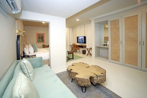 Junior Studio Suite | Living area | 42-inch Smart TV with cable channels, TV