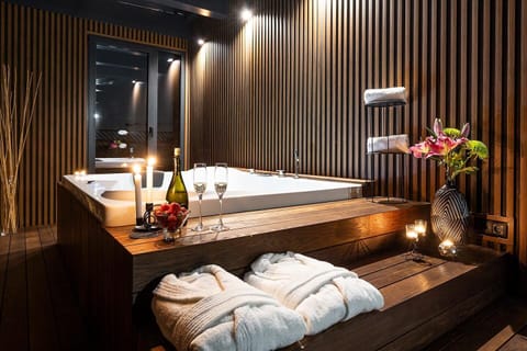 Executive Studio Suite | Private spa tub