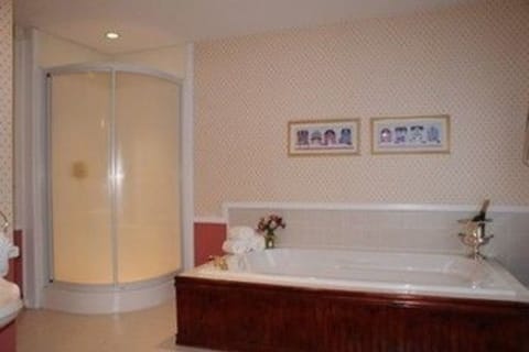 Room (Luxury king room) | Bathroom | Free toiletries, towels