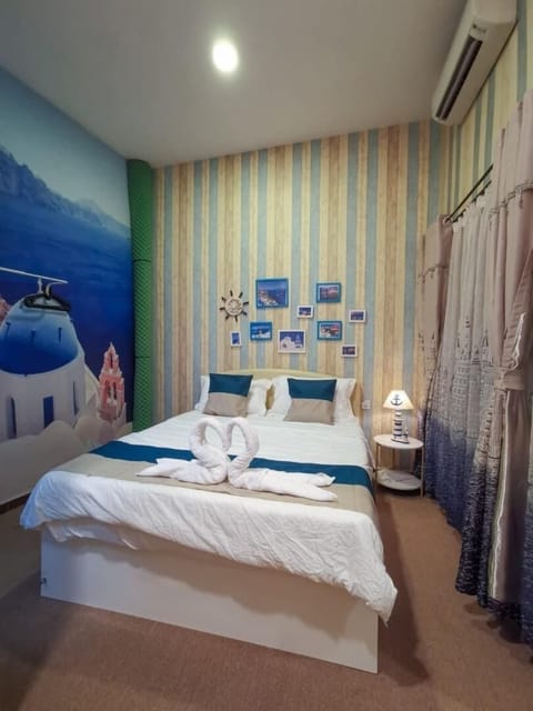 Deluxe Room, 1 Queen Bed | Iron/ironing board, free WiFi, bed sheets