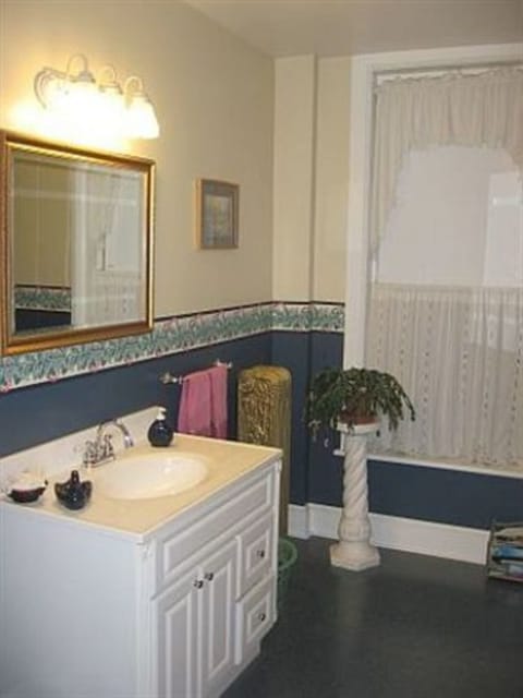 Room (Oatman room - shared bathroom) | Bathroom | Free toiletries, hair dryer, towels