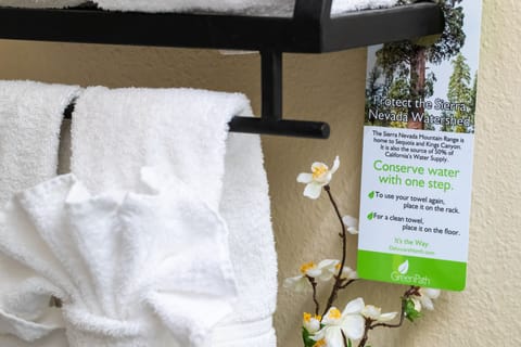 Combined shower/tub, eco-friendly toiletries, towels