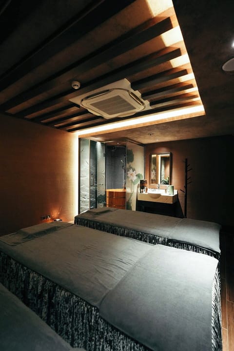 Sauna, spa tub, steam room, hot stone massages, Swedish massages